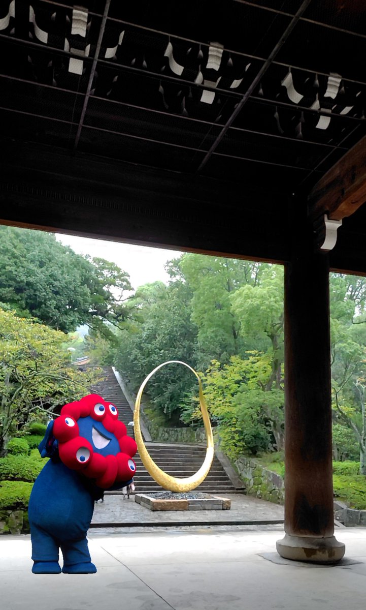 shurock888's tweet photo. 知恩院に行ってきました✨️
大阪・関西万博アイルランド館に展示されていたジョセフ・ウォルシュさんの作品「Magnus RINN」が知恩院での展示が2026年9月末までということで…。間に合いました😅
以前からそこにあったかのような、作品が場に溶け込んでいました😊
久しぶりに #ミャクミャク召喚 https://t.co/dVjzlFCEPo