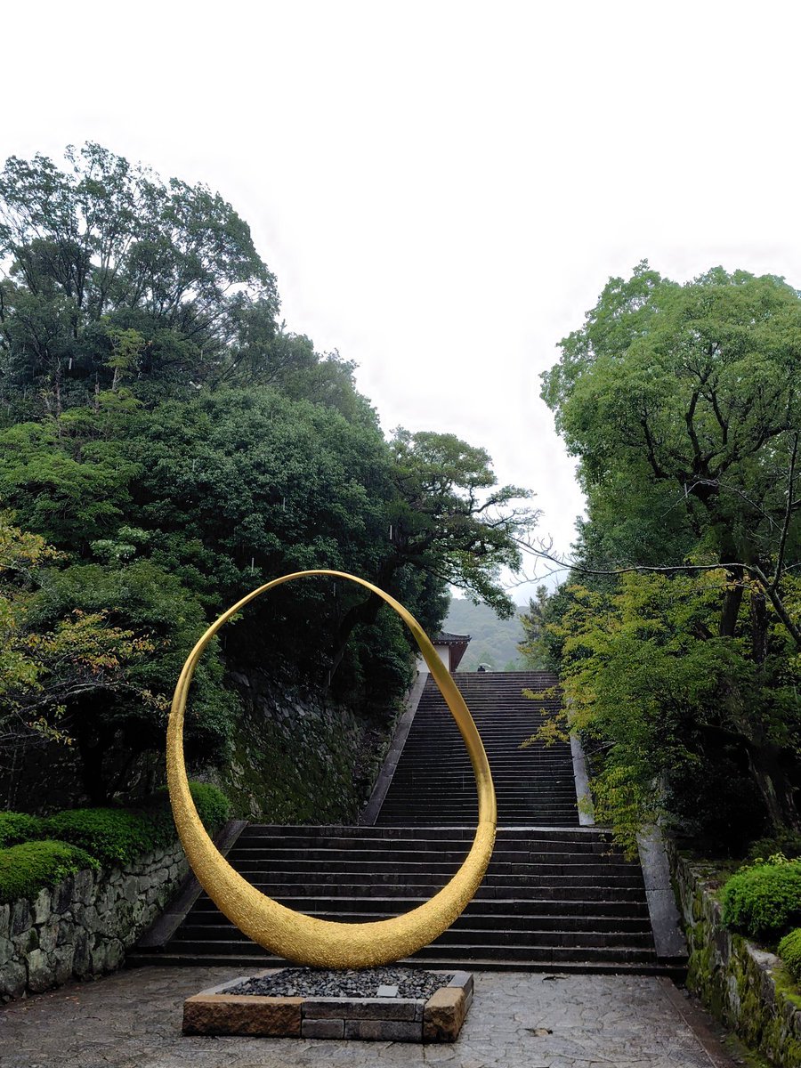 shurock888's tweet photo. 知恩院に行ってきました✨️
大阪・関西万博アイルランド館に展示されていたジョセフ・ウォルシュさんの作品「Magnus RINN」が知恩院での展示が2026年9月末までということで…。間に合いました😅
以前からそこにあったかのような、作品が場に溶け込んでいました😊
久しぶりに #ミャクミャク召喚 https://t.co/dVjzlFCEPo