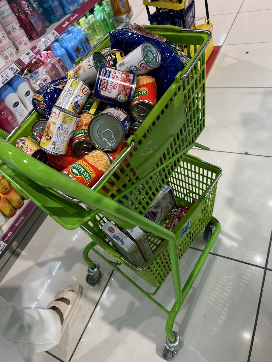etl_test's tweet photo. 🇵🇭で、カノ嬢（）とSMのスーパーで買い物に行ったらこうなります。
「この荷物俺は持たないからな！」
と10回ぐらい注意して
「カードがあるから大丈夫」
とかほざいてましたが、結局トライシクル代払わされました。僕は海外のスーパー見るのが好きなので良いのですが、そうじゃ無い方は御用心をw https://t.co/JG4x6aXdF9