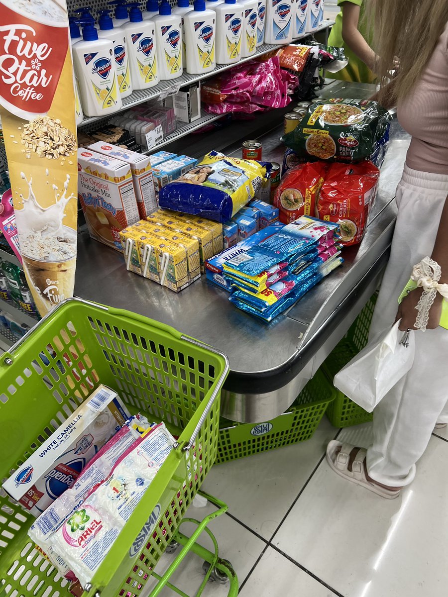 etl_test's tweet photo. 🇵🇭で、カノ嬢（）とSMのスーパーで買い物に行ったらこうなります。
「この荷物俺は持たないからな！」
と10回ぐらい注意して
「カードがあるから大丈夫」
とかほざいてましたが、結局トライシクル代払わされました。僕は海外のスーパー見るのが好きなので良いのですが、そうじゃ無い方は御用心をw https://t.co/JG4x6aXdF9