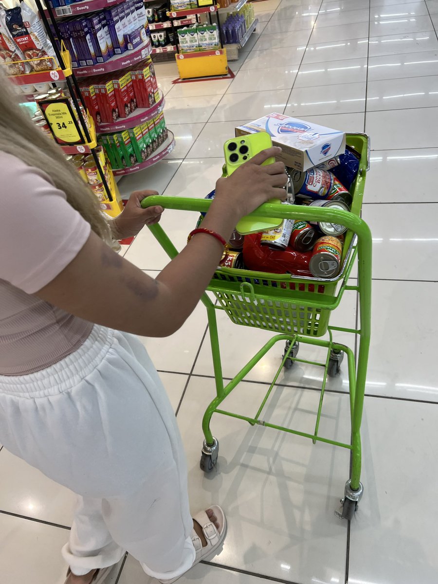 etl_test's tweet photo. 🇵🇭で、カノ嬢（）とSMのスーパーで買い物に行ったらこうなります。
「この荷物俺は持たないからな！」
と10回ぐらい注意して
「カードがあるから大丈夫」
とかほざいてましたが、結局トライシクル代払わされました。僕は海外のスーパー見るのが好きなので良いのですが、そうじゃ無い方は御用心をw https://t.co/JG4x6aXdF9
