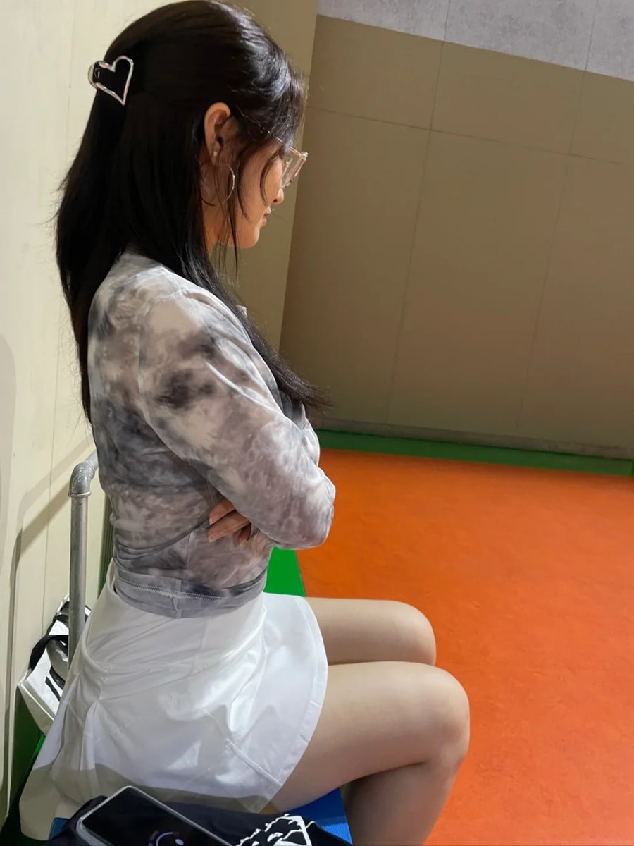 MrInsaneinside's tweet photo. 穿得这么端庄，心里却在想些疯狂的画面。别装了，屏幕前的你是不是也一样？ https://t.co/KlcK5uwzEt
