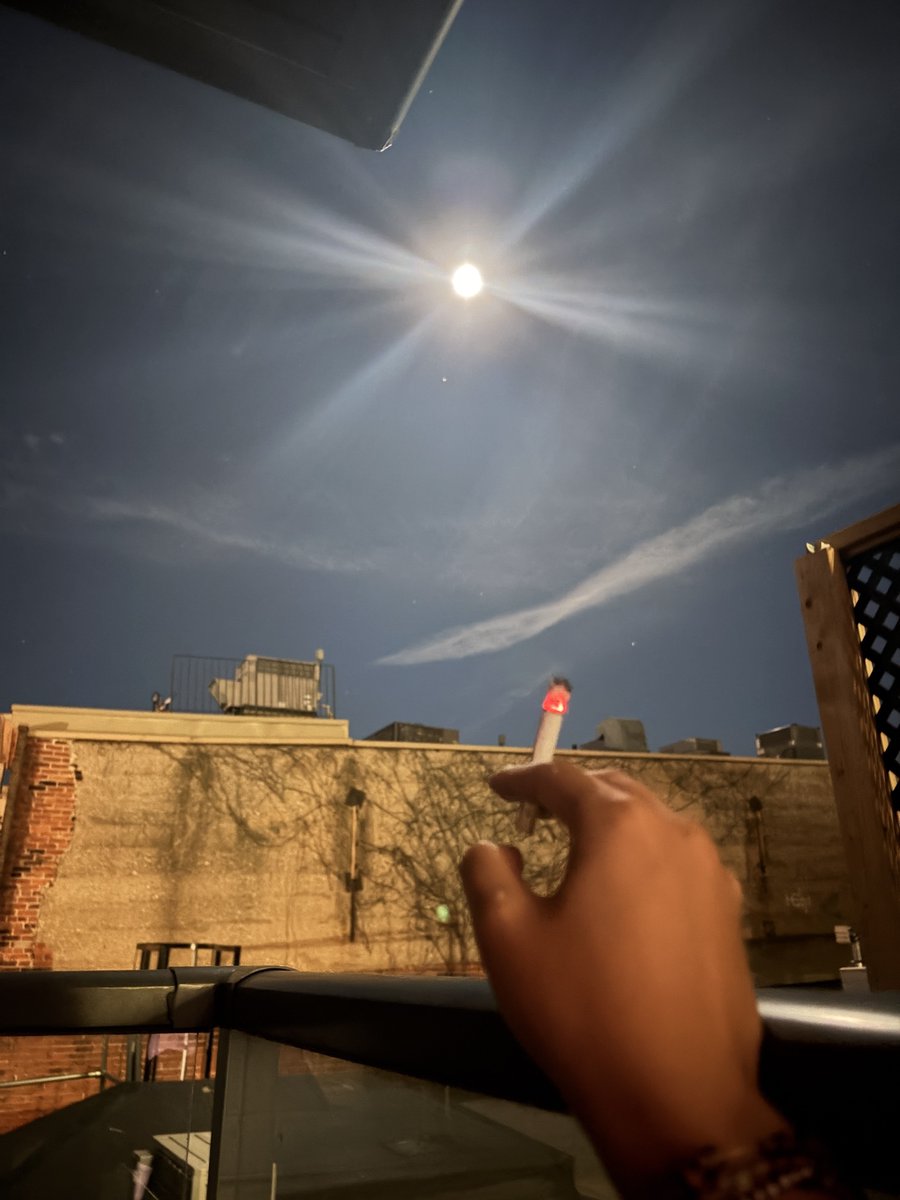hoIIandsmarch's tweet photo. FULL MOON AND A CIGARETTE https://t.co/45Op18rPyl