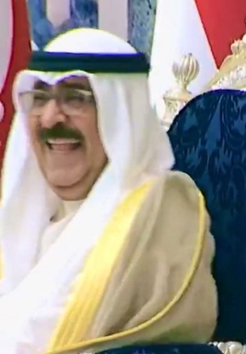 mmsharyy_q8's tweet photo. هذا العصيمي العتيبي 
يوم اول ما انسجن 
طلب اهله يعني من عائلة العصيمي مقابلة 
مشعل الاحمد 
يعني يبون يتوسطون حق ولدهم 

تدرون شنو قال لهم 🚬😁😂

قال لهم انتم متى جيتو الكويت من ساجر 😂😂😂😂😂

عليه قفشت ابو احمد 😂😂😂 https://t.co/Pg3jQyuCDI
