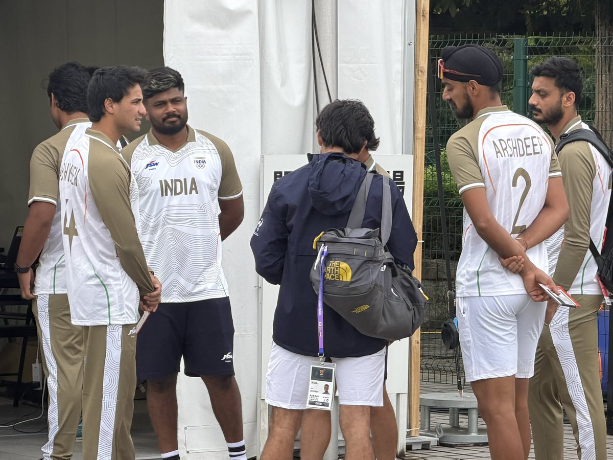 Free_0pinion's tweet photo. Asian Games jersey for cricket team is 🔥🔥. @BCCI do something please. They are mogging u🤦‍♂️🙂
#asiangames 
(Practice jersey pic)  Game jersey is a banger too🔥 https://t.co/zSTnwPFbGC