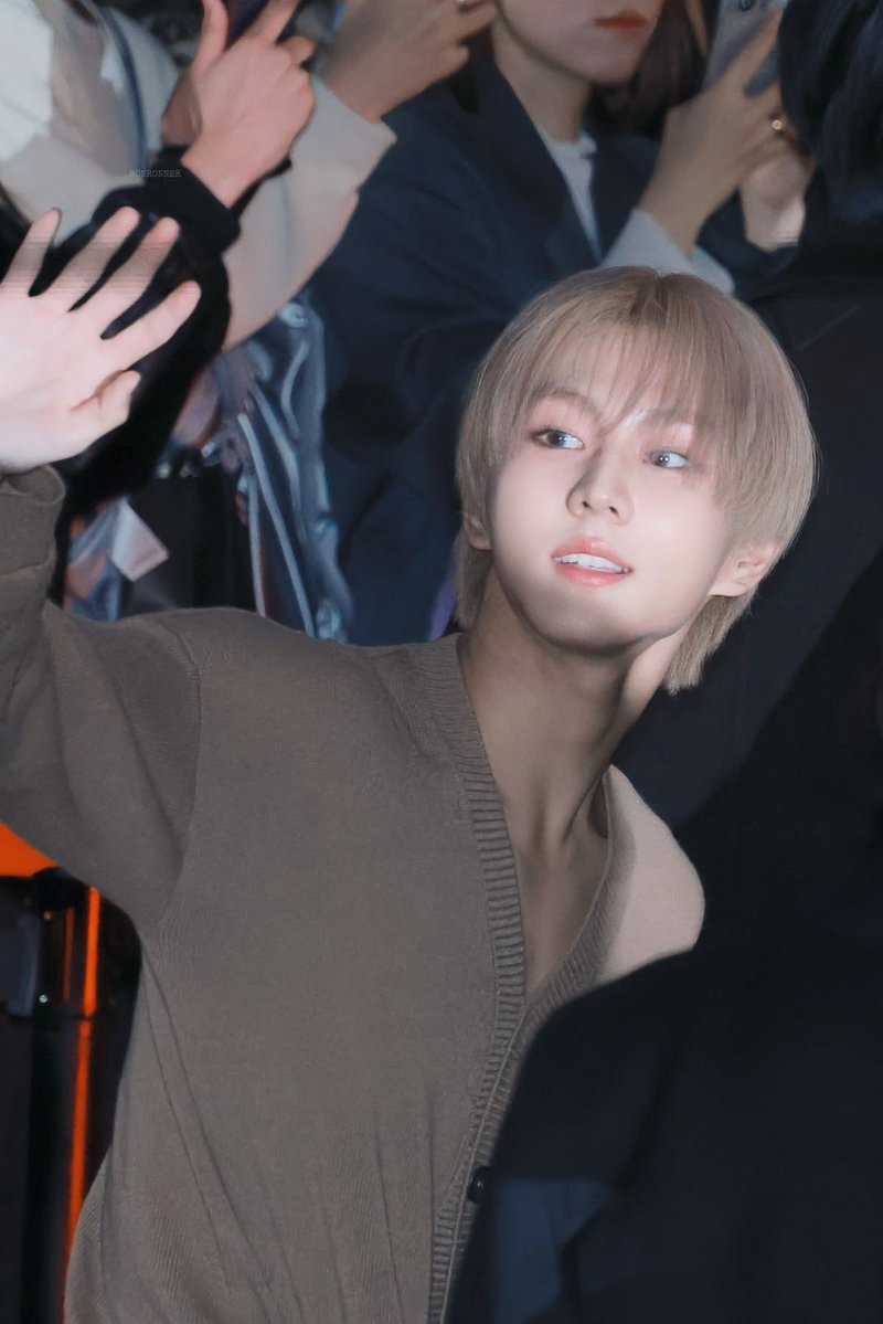 unleashwon's tweet photo. pictures that sit at the same table for me https://t.co/CUSqaIf9E2