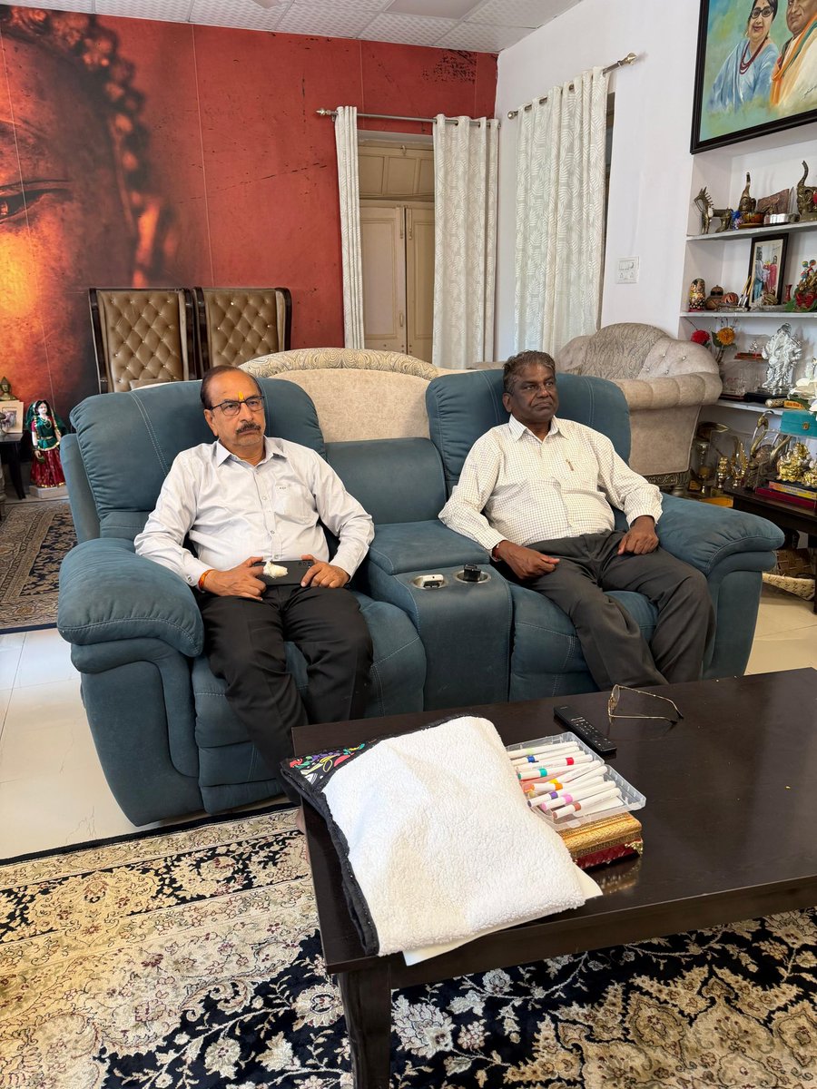 DrPRChoudhary's tweet photo. आदरणीय प्रधानमंत्री श्री @narendramodi जी के लोकप्रिय कार्यक्रम ‘मन की बात’ के 138वें संस्करण को निवास पर सुना।

‘प्रधानमंत्री जी ने स्वच्छता में जनभागीदारी के महत्व पर बात की। मध्यप्रदेश के युवाओं द्वारा नदी स्वच्छता के लिए किए जा रहे प्रयासों का उनका विशेष उल्लेख हम सभी के लिए गर्व का विषय है। जब युवा अपनी नदी और अपने आसपास के पर्यावरण की जिम्मेदारी स्वयं लेते हैं, तो स्वच्छता एक जनसंकल्प बन जाती है।

नशामुक्ति का संदेश भी अत्यंत महत्वपूर्ण है। युवाओं को नशे से दूर रखने के लिए परिवार और समाज, दोनों को जागरूक होकर साथ आना होगा। इसी तरह पर्यावरण संरक्षण के लिए जलस्रोतों को स्वच्छ रखना, प्रकृति के प्रति संवेदनशील व्यवहार अपनाना और अपने आसपास के लोगों को भी इन प्रयासों से जोड़ना हम सबकी जिम्मेदारी है।

प्रधानमंत्री जी ने पोषण पर ध्यान देने, खेल प्रतिभाओं को आगे बढ़ने के अवसर देने और हमारी समृद्ध सांस्कृतिक विरासत के संरक्षण जैसे विषयों पर भी प्रेरणादायी विचार रखे। स्वस्थ और समर्थ समाज के निर्माण के लिए बच्चों का उचित पोषण आवश्यक है। वहीं, खेल में रुचि रखने वाले युवाओं को प्रोत्साहन और अवसर मिलें, तो वे अपनी प्रतिभा से क्षेत्र और देश का नाम रोशन कर सकते हैं। अपनी परंपराओं और सांस्कृतिक धरोहर को सहेजना भी आने वाली पीढ़ियों के प्रति हमारा दायित्व है।

‘मन की बात’ देश के कोने-कोने में हो रहे जनप्रयासों को सामने लाकर यह विश्वास मजबूत करती है कि प्रत्येक व्यक्ति अपने स्तर पर बदलाव में योगदान दे सकता है। आज के विचारों से स्वच्छता, नशामुक्ति, पर्यावरण संरक्षण और जनसेवा के कार्यों में अपनी सहभागिता को और बढ़ाने की प्रेरणा मिली। 🇮🇳

#MannKiBaat #मनकीबात #NarendraModi #SevaSankalp #Swachhata

प्रधानमंत्री जी के विचारों से राष्ट्रसेवा एवं जनसेवा के संकल्प को और अधिक मजबूती के साथ आगे बढ़ाने की प्रेरणा मिली। 🇮🇳

#MannKiBaat #मनकीबात #NarendraModi #SevaSankalp #BJP4IND