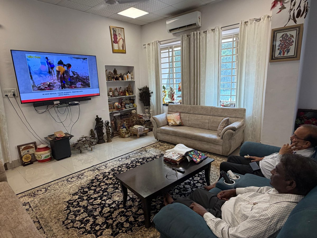 DrPRChoudhary's tweet photo. आदरणीय प्रधानमंत्री श्री @narendramodi जी के लोकप्रिय कार्यक्रम ‘मन की बात’ के 138वें संस्करण को निवास पर सुना।

‘प्रधानमंत्री जी ने स्वच्छता में जनभागीदारी के महत्व पर बात की। मध्यप्रदेश के युवाओं द्वारा नदी स्वच्छता के लिए किए जा रहे प्रयासों का उनका विशेष उल्लेख हम सभी के लिए गर्व का विषय है। जब युवा अपनी नदी और अपने आसपास के पर्यावरण की जिम्मेदारी स्वयं लेते हैं, तो स्वच्छता एक जनसंकल्प बन जाती है।

नशामुक्ति का संदेश भी अत्यंत महत्वपूर्ण है। युवाओं को नशे से दूर रखने के लिए परिवार और समाज, दोनों को जागरूक होकर साथ आना होगा। इसी तरह पर्यावरण संरक्षण के लिए जलस्रोतों को स्वच्छ रखना, प्रकृति के प्रति संवेदनशील व्यवहार अपनाना और अपने आसपास के लोगों को भी इन प्रयासों से जोड़ना हम सबकी जिम्मेदारी है।

प्रधानमंत्री जी ने पोषण पर ध्यान देने, खेल प्रतिभाओं को आगे बढ़ने के अवसर देने और हमारी समृद्ध सांस्कृतिक विरासत के संरक्षण जैसे विषयों पर भी प्रेरणादायी विचार रखे। स्वस्थ और समर्थ समाज के निर्माण के लिए बच्चों का उचित पोषण आवश्यक है। वहीं, खेल में रुचि रखने वाले युवाओं को प्रोत्साहन और अवसर मिलें, तो वे अपनी प्रतिभा से क्षेत्र और देश का नाम रोशन कर सकते हैं। अपनी परंपराओं और सांस्कृतिक धरोहर को सहेजना भी आने वाली पीढ़ियों के प्रति हमारा दायित्व है।

‘मन की बात’ देश के कोने-कोने में हो रहे जनप्रयासों को सामने लाकर यह विश्वास मजबूत करती है कि प्रत्येक व्यक्ति अपने स्तर पर बदलाव में योगदान दे सकता है। आज के विचारों से स्वच्छता, नशामुक्ति, पर्यावरण संरक्षण और जनसेवा के कार्यों में अपनी सहभागिता को और बढ़ाने की प्रेरणा मिली। 🇮🇳

#MannKiBaat #मनकीबात #NarendraModi #SevaSankalp #Swachhata

प्रधानमंत्री जी के विचारों से राष्ट्रसेवा एवं जनसेवा के संकल्प को और अधिक मजबूती के साथ आगे बढ़ाने की प्रेरणा मिली। 🇮🇳

#MannKiBaat #मनकीबात #NarendraModi #SevaSankalp #BJP4IND