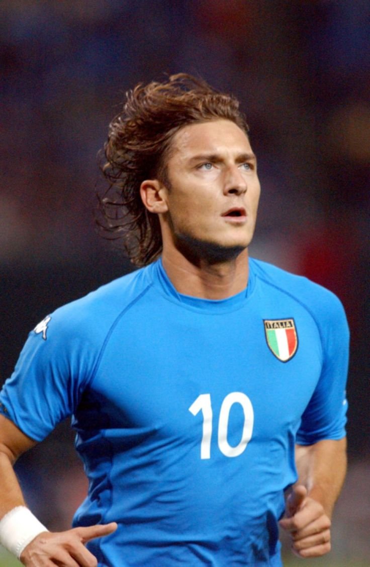 Cica7981's tweet photo. Oggi #27settembre quello che è stato uno dei più grandi fuoriclasse italiani compie 50 anni!!!
Buon Compleanno!!!
@Totti https://t.co/EZHD63bxZ6