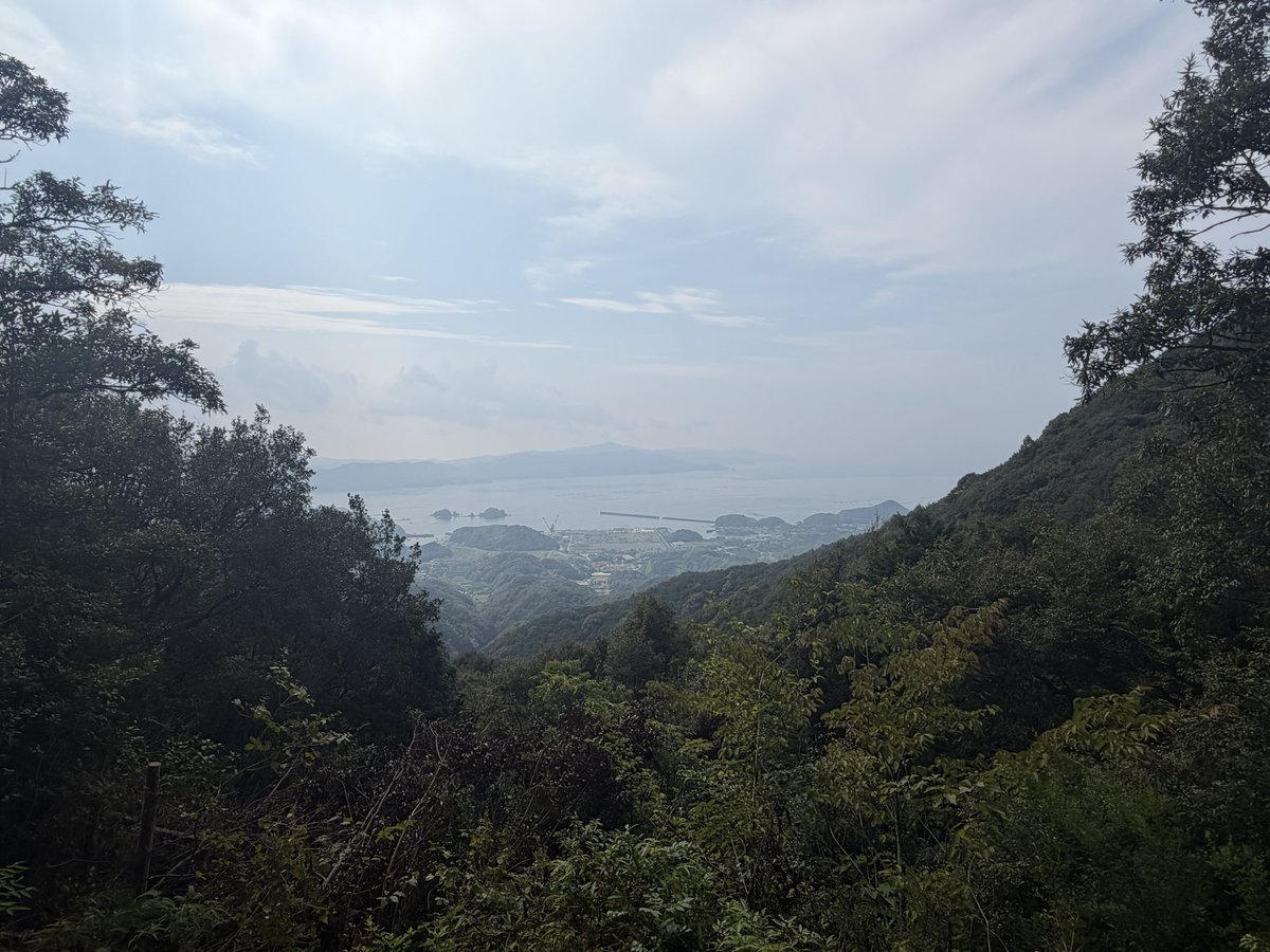 mk420_935's tweet photo. なるべく舗装路を歩き 市役所を過ぎた辺りから松尾峠を目指す

9:09 松尾坂口番所跡を通過
山道に入ります
心配していた路面の状態は良好で、木々には地元小学生の励ましのメッセージが沢山🤗

10:22 松尾峠 到着
少し霞んでいましたが目の前には絶景が
広がります https://t.co/35mwFJmbg1