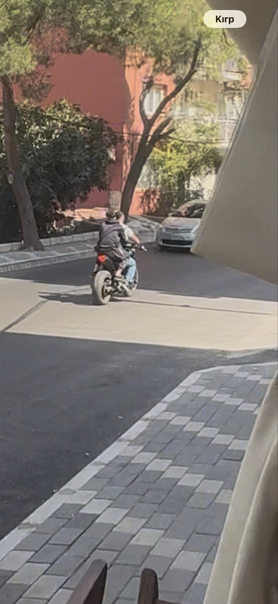murarsurer47's tweet photo. @EmniyetGM İzmir 112 ihbar hattına mahalledeki plakasız motorluları defalarca şikayet etmemize rağmen bayraklı Gümüşpala mahallesinde patlak egsozlu plakasız motorlar rahatsızlık vermekte @metropolmedya_ @ZamHaberAjans https://t.co/NWyqzACST0