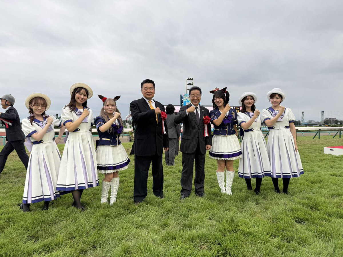 nakayama_owners's tweet photo. 🌿中山競馬場🌿

🏇スプリンターズステークス🏇

レース終了後は、プレゼンターを務められたなかやまきんに君さんの「パワー！」ポーズで📸💪

ウマ娘の皆さんと一緒に、パワー！✨

#ウマ娘
#ウィナーズレディ
#中山馬主協会 https://t.co/3bYPelgj9S