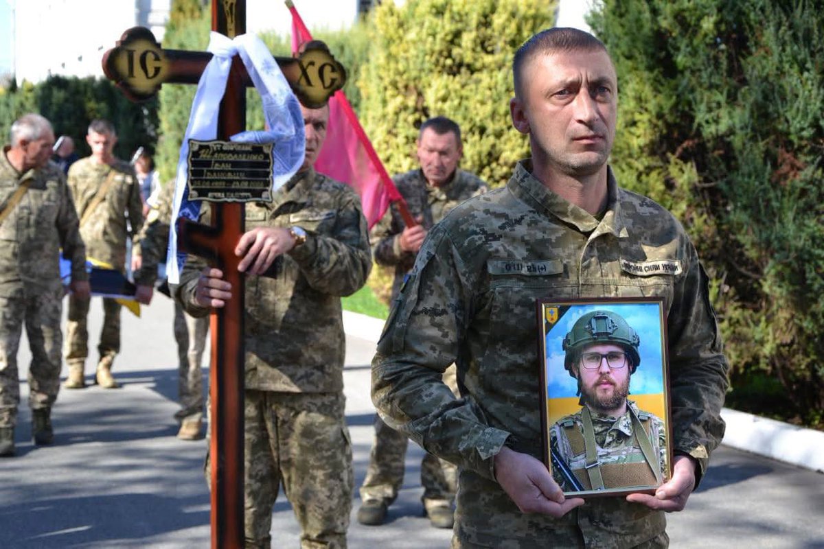 volodarskijo's tweet photo. В Ічні та Коропі попрощалися із загиблими Захисниками

На Чернігівщині провели в останню путь двох військових, які загинули, захищаючи Україну. В Ічні попрощалися з 29-річним Іваном Шаповаленком, у Коропській громаді — з 47-річним Володимиром Проявком.Вічна памʼять! https://t.co/ybY1fn6bDU