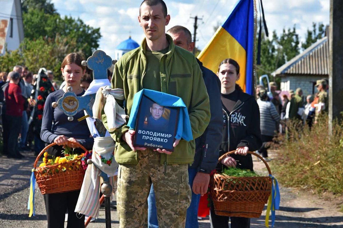 volodarskijo's tweet photo. В Ічні та Коропі попрощалися із загиблими Захисниками

На Чернігівщині провели в останню путь двох військових, які загинули, захищаючи Україну. В Ічні попрощалися з 29-річним Іваном Шаповаленком, у Коропській громаді — з 47-річним Володимиром Проявком.Вічна памʼять! https://t.co/ybY1fn6bDU