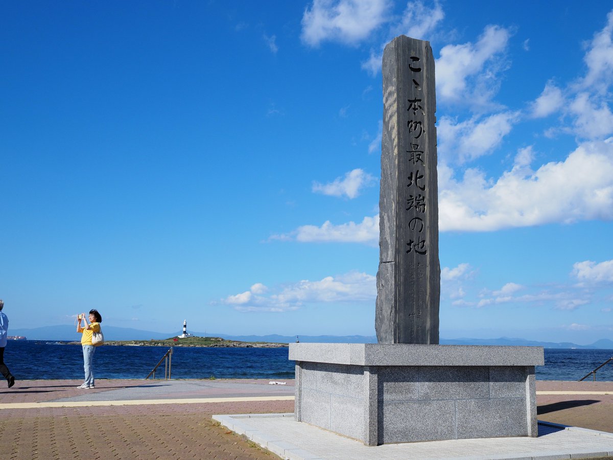g9e1o7's tweet photo. 大間（青森県大間町）
本州最北端にしてマグロの町として有名な大間。
その大間でマグロを食べたかったけど、マグロ店は大行列すぎて断念。
J-POWERが大間原発を建設中で、大間へアクセスする国道沿いに建設関係車両監視詰所が設置されていて、建設関係車両を監視していて、物々しい。 https://t.co/ZTAK9P5JCC