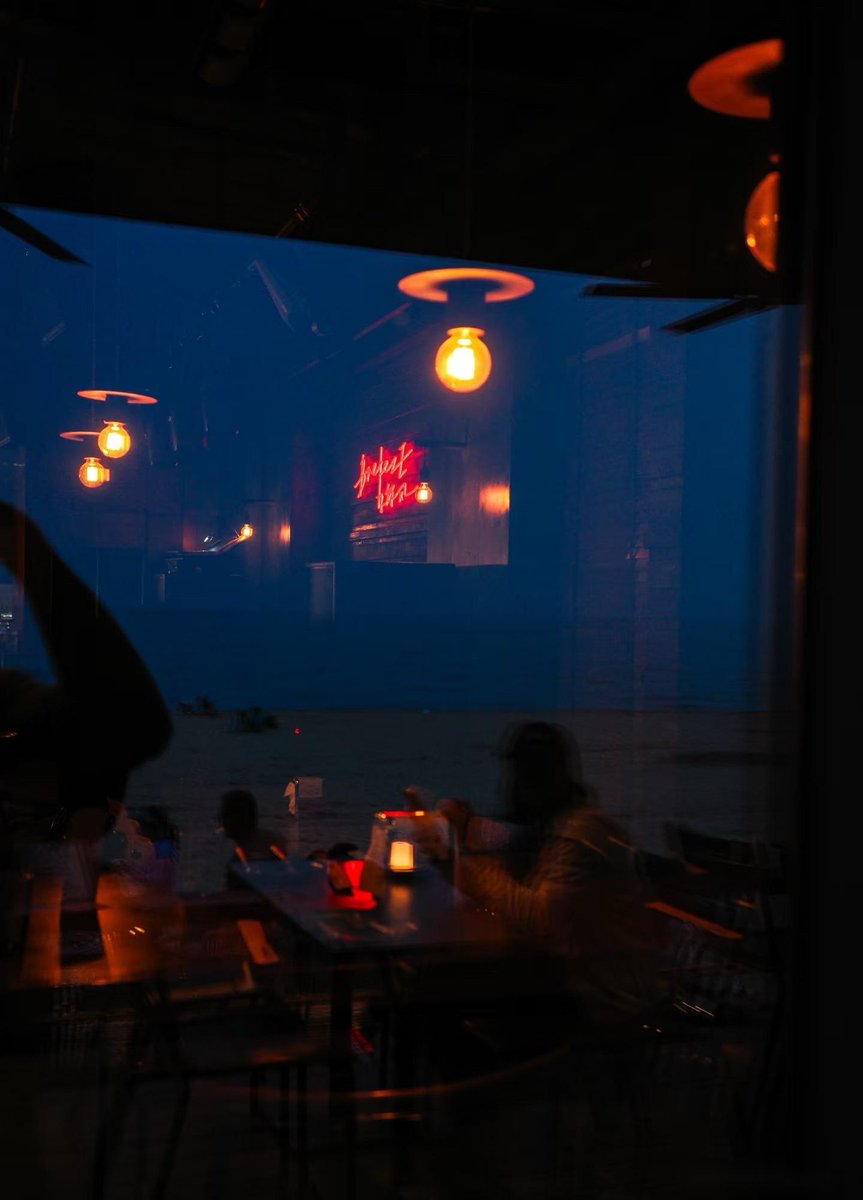 DustySahu's tweet photo. En la barra del local, la taza de café humea bajo la luz cálida de la lámpara. Noche tranquila, solo nosotros y las historias que se susurran en el silencio.， https://t.co/mbtU9W30fW