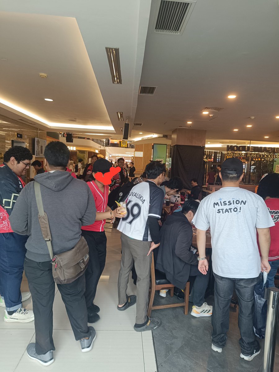 nuel95101's tweet photo. Pemaloe and Zecretaries Gathering in FX!!! https://t.co/Czo6K8eDL1