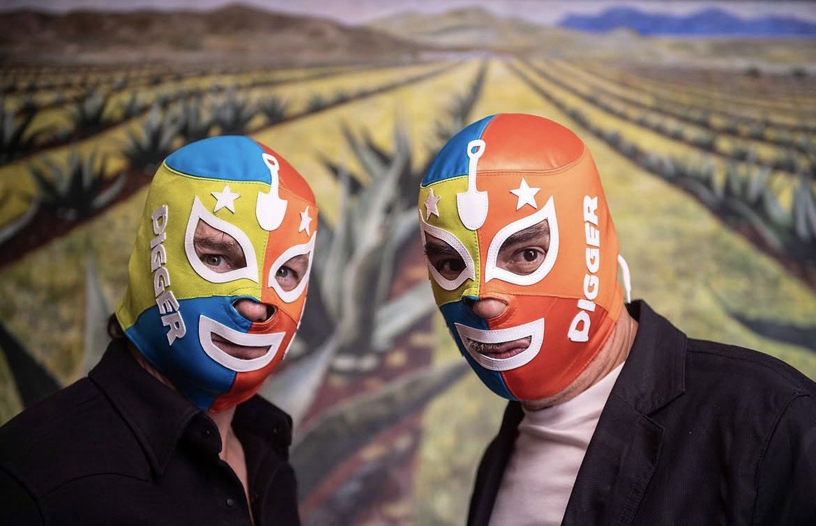 CruiseCrave's tweet photo. DIGGER UPDATE: Tom and Iñárritu (I think?) stun in new photo! https://t.co/IKsONsYaH2