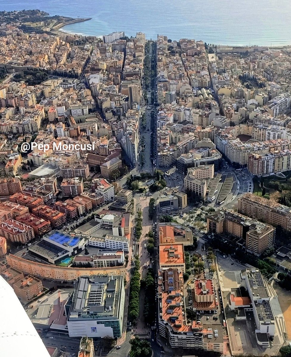 tgnpep's tweet photo. Tarragona, d'una foto a l'altre van 60 anys (1965-2025).
La Rambla Nova, Pl. Imperial, i Av. Lluís Companys.

Bon dia #Tarragona 🛩️😎 https://t.co/kxUGluHnMo