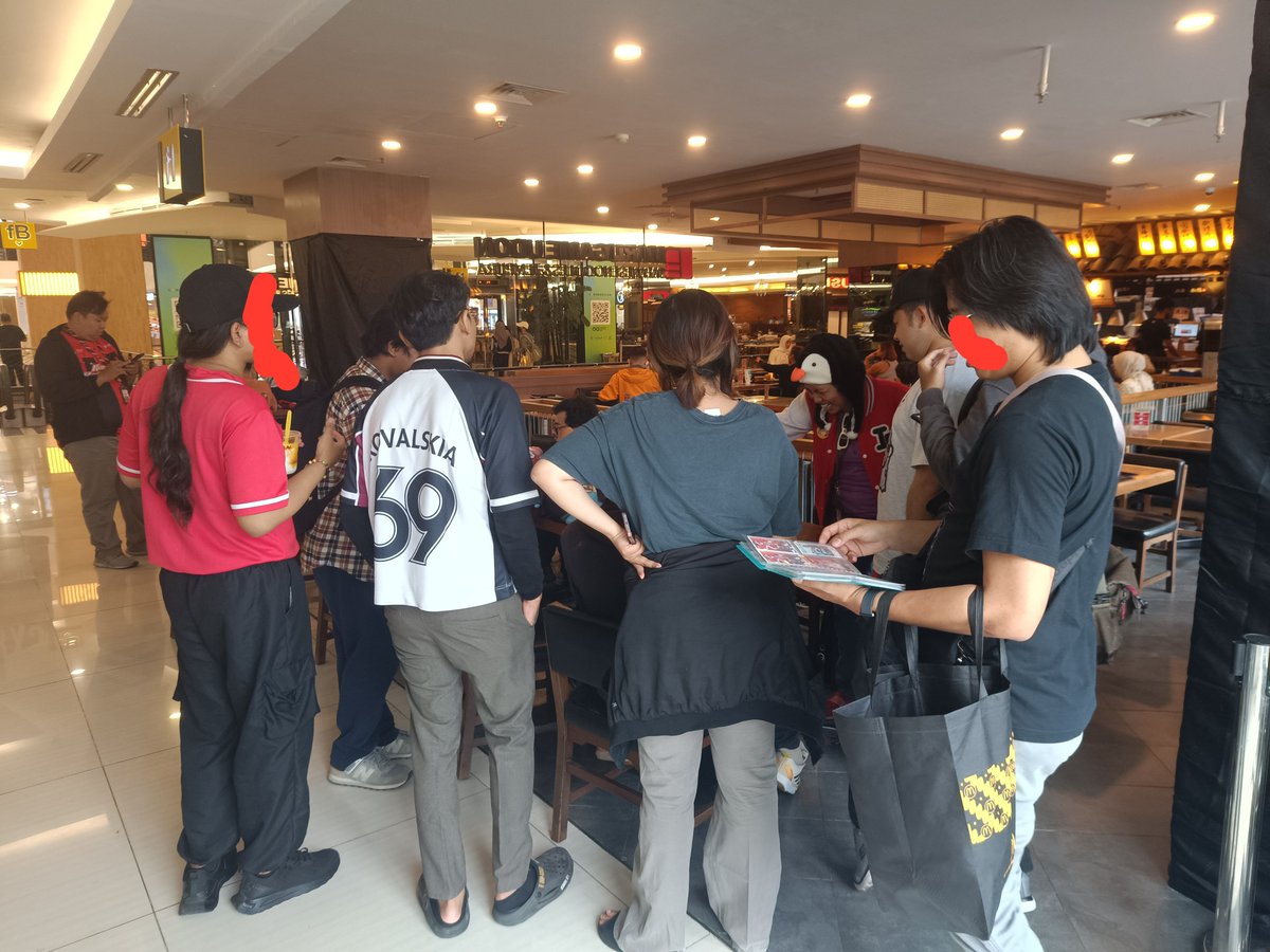 nuel95101's tweet photo. Pemaloe and Zecretaries Gathering in FX!!! https://t.co/Czo6K8eDL1