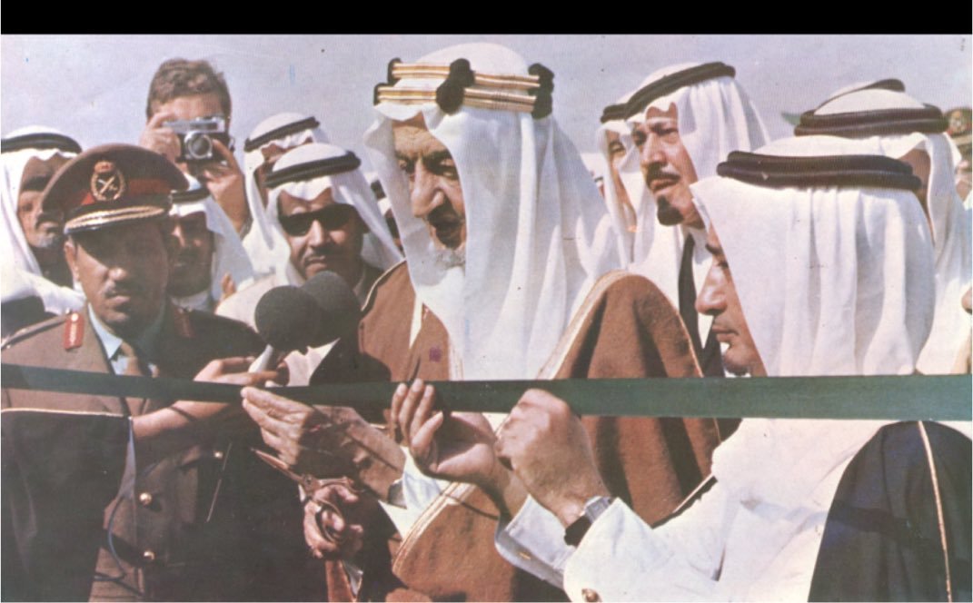 alahsekaer's tweet photo. 📜 من تاريخ #الأحساء: مشروع الري والصرف

•👑 افتتاح المشروع على يد الملك فيصل بن عبدالعزيز عام 1392هـ.

•📍 المشروع في واحة الأحساء لدعم الزراعة واستصلاح الأراضي.

•💧 إنشاء قنوات خرسانية بطول إجمالي يقارب 1,500 كم.

•💰 بلغت تكلفة المشروع نحو 260 مليون ريال.

•🌱 هدفه تنظيم مياه العيون والآبار والسيول والاستفادة منها في ري المزارع.

•🏗️ نُفذ المشروع خلال 5 سنوات.

•💵 ظهرت صورة المشروع لاحقًا على فئة الخمس ريالات الورقية تقديرًا لأهميته
#الاحساء
✍ "دليل الأحساء"  
https://t.co/8K24ZeGVnQ