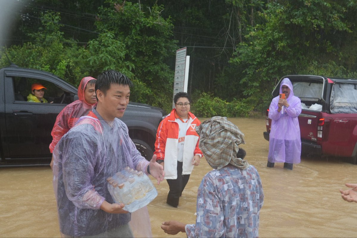 PPLEThai's tweet photo. [ ลุยเคียงข้างพี่น้องชาวภาคตะวันออก-ภาคกลาง-กรุงเทพฯ ผู้ประสบวิกฤตภัยน้ำท่วม ]
.
วันนี้ (27 ก.ย. 2569) ณัฐพงษ์ เรืองปัญญาวุฒิ @teng_pple หัวหน้าพรรคประชาชน ลงพื้นที่ติดตามสถานการณ์น้ำท่วม ณ พื้นที่หนองสีงา อำเภอนายายอาม จังหวัดจันทบุรี เพื่อพูดคุยรับฟังปัญหาจากพี่น้องประชาชน พร้อมเยี่ยมให้กำลังใจจิตอาสาที่โรงครัววัดซับยี่หร่า และร่วมส่งมอบความช่วยเหลือเบื้องต้นให้แก่ผู้ได้รับผลกระทบ
.
จากการลงพื้นที่ ณัฐพงษ์ได้แสดงความกังวลต่อข้อติดขัดในการบริหารจัดการสถานการณ์ระดับจังหวัด เนื่องจากปัจจุบัน ปภ.จังหวัด ได้ ‘ขึ้นธงแดง’ เตือนภัยระดับสูงสุดแล้ว แต่ทางผู้ว่าราชการจังหวัดกลับยังไม่มีการประกาศเป็น ‘เขตพื้นที่ประสบสาธารณภัย’ ซึ่งพรรคประชาชนเห็นว่าหน่วยงานรัฐต้องเร่งประสานงานกันโดยด่วนที่สุด เพื่อปลดล็อกให้ความช่วยเหลือและงบประมาณฉุกเฉินลงมาถึงมือประชาชนได้ทันท่วงที
.
นอกจากนี้ จากรายงานสถานการณ์ล่าสุด ภาคตะวันออกยังคงต้องเฝ้าระวังอย่างใกล้ชิด เนื่องจากหลายพื้นที่มีฝนตกต่อเนื่องระดับหนักถึงหนักมาก โดยเฉพาะในจันทบุรีและตราด ขณะที่พื้นที่ภาคตะวันตกก็อยู่ในระดับที่ต้องเตรียมพร้อมรับมือสถานการณ์น้ำท่วมเช่นเดียวกัน
.
สำหรับสถานการณ์ในกรุงเทพมหานครและปริมณฑล ณัฐพงษ์ระบุว่า หากสถานการณ์ยังเป็นไปตามการคาดการณ์ นอกเหนือจากการดูแลกลุ่มเปราะบางและการเร่งระบายน้ำแล้ว สิ่งที่หน่วยงานรัฐต้องเตรียมพร้อมดำเนินการทันทีในพื้นที่ที่น้ำเริ่มลดลง คือ
.
✅ การวางแผนเคลียร์พื้นที่และทำความสะอาด
✅ การจัดการเคลื่อนย้ายและยกรถยนต์ที่ได้รับความเสียหาย
✅ การอำนวยความสะดวกในกระบวนการจ่ายเงินเยียวยาให้รวดเร็ว ทั่วถึง และลดขั้นตอนความยุ่งยาก
.
หลังจากเสร็จสิ้นภารกิจในจันทบุรีและภาคตะวันออก ณัฐพงษ์จะเดินทางกลับไปติดตามสถานการณ์ต่อในกรุงเทพฯ เพื่อช่วยประสานงานและเติมเต็มในส่วนที่ยังขาด ให้ประชาชนผู้ประสบภัยได้รับการช่วยเหลือจากรัฐอย่างตรงจุด และเหมาะสมกับสถานการณ์ที่เกิดขึ้นในแต่ละพื้นที่
.
พรรคประชาชนขอส่งความห่วงใยและเป็นกำลังใจให้พี่น้องประชาชนในทุกพื้นที่ที่กำลังเผชิญวิกฤต ขอให้ทุกท่านติดตามสถานการณ์การแจ้งเตือนอย่างใกล้ชิด และดูแลความปลอดภัยของตนเองและครอบครัว