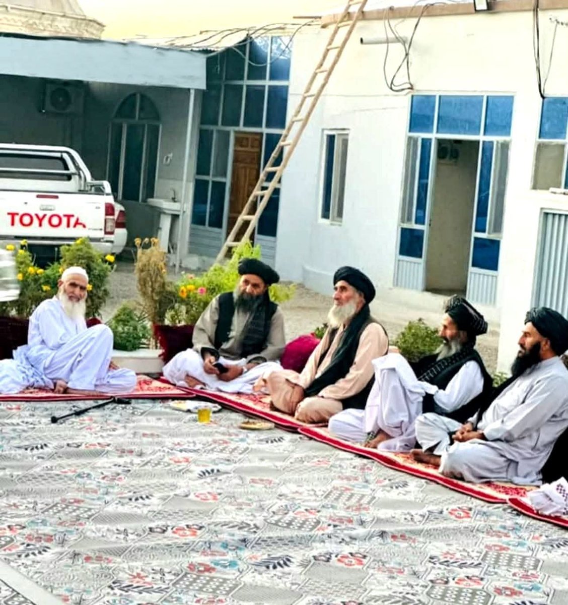 ArifullahMusa's tweet photo. اقتصادي مرستیال د خپل وروڼو منځ کي ❤️‍🩹 https://t.co/uZxtkqY2en