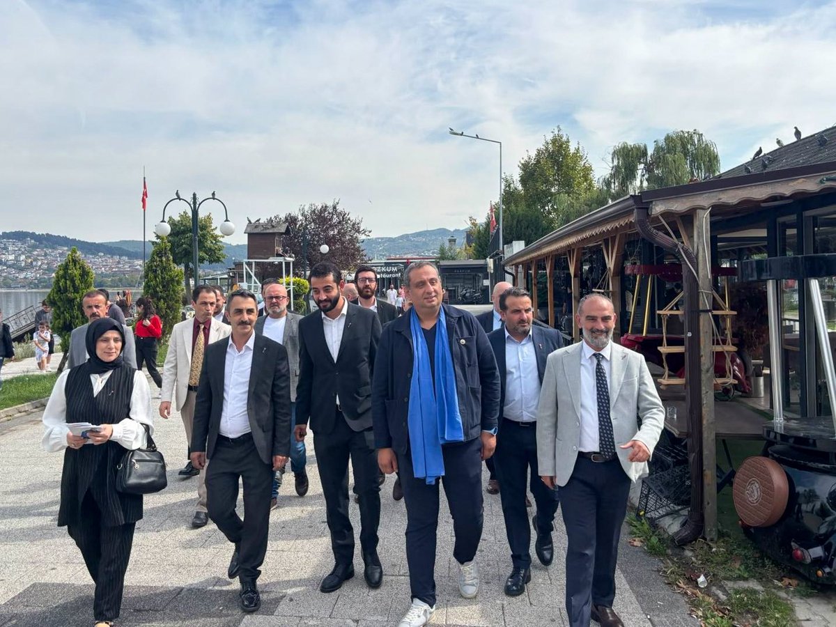 anahtarparti's tweet photo. Rotamız millet: Durağımız Sakarya…

Genel Başkan Yardımcımız ve Kültür, Sanat ve Turizm Politikaları Başkanımız Sayın M. Hakan Tanrıöver, “Rotamız Millet” programı kapsamında Sapanca’da temaslarda bulundu.

Turizm dernekleri SATADER, SAVİBU ve SETOB ile yönetimlerini ziyaret eden Sayın Tanrıöver ve heyeti; Sapanca Sahil Sanat Sokağı ve sahil esnafı, Sapanca Esnaf ve Sanatkârlar Odası yöneticileri ile tarihi ve yöresel gastronomi noktalarında sektör temsilcileriyle bir araya geldi.

Çeşitli işletmeleri de ziyaret eden heyetimiz, yönetici ve işletmecilerin görüşlerini dinleyerek Sapanca’da turizm ve sanatın mevcut durumunu, ihtiyaçları ve çözüm önerilerini istişare etti.

Programa ayrıca Sakarya İl Başkanımız Sayın Hakan Yazıcı, Sapanca İlçe Başkanımız Sayın Halil İbrahim Saylan, kadın kolları, gençlik kolları ve teşkilat mensupları katıldı.