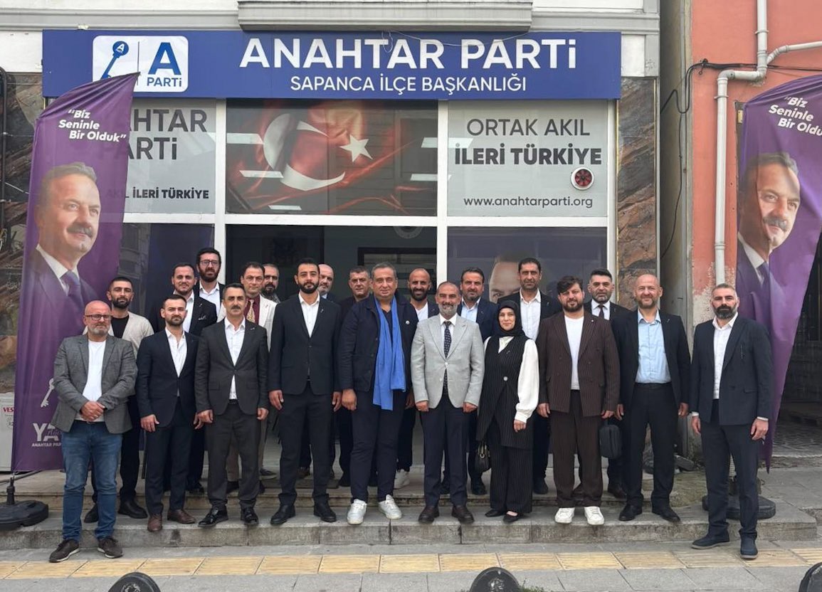 anahtarparti's tweet photo. Rotamız millet: Durağımız Sakarya…

Genel Başkan Yardımcımız ve Kültür, Sanat ve Turizm Politikaları Başkanımız Sayın M. Hakan Tanrıöver, “Rotamız Millet” programı kapsamında Sapanca’da temaslarda bulundu.

Turizm dernekleri SATADER, SAVİBU ve SETOB ile yönetimlerini ziyaret eden Sayın Tanrıöver ve heyeti; Sapanca Sahil Sanat Sokağı ve sahil esnafı, Sapanca Esnaf ve Sanatkârlar Odası yöneticileri ile tarihi ve yöresel gastronomi noktalarında sektör temsilcileriyle bir araya geldi.

Çeşitli işletmeleri de ziyaret eden heyetimiz, yönetici ve işletmecilerin görüşlerini dinleyerek Sapanca’da turizm ve sanatın mevcut durumunu, ihtiyaçları ve çözüm önerilerini istişare etti.

Programa ayrıca Sakarya İl Başkanımız Sayın Hakan Yazıcı, Sapanca İlçe Başkanımız Sayın Halil İbrahim Saylan, kadın kolları, gençlik kolları ve teşkilat mensupları katıldı.