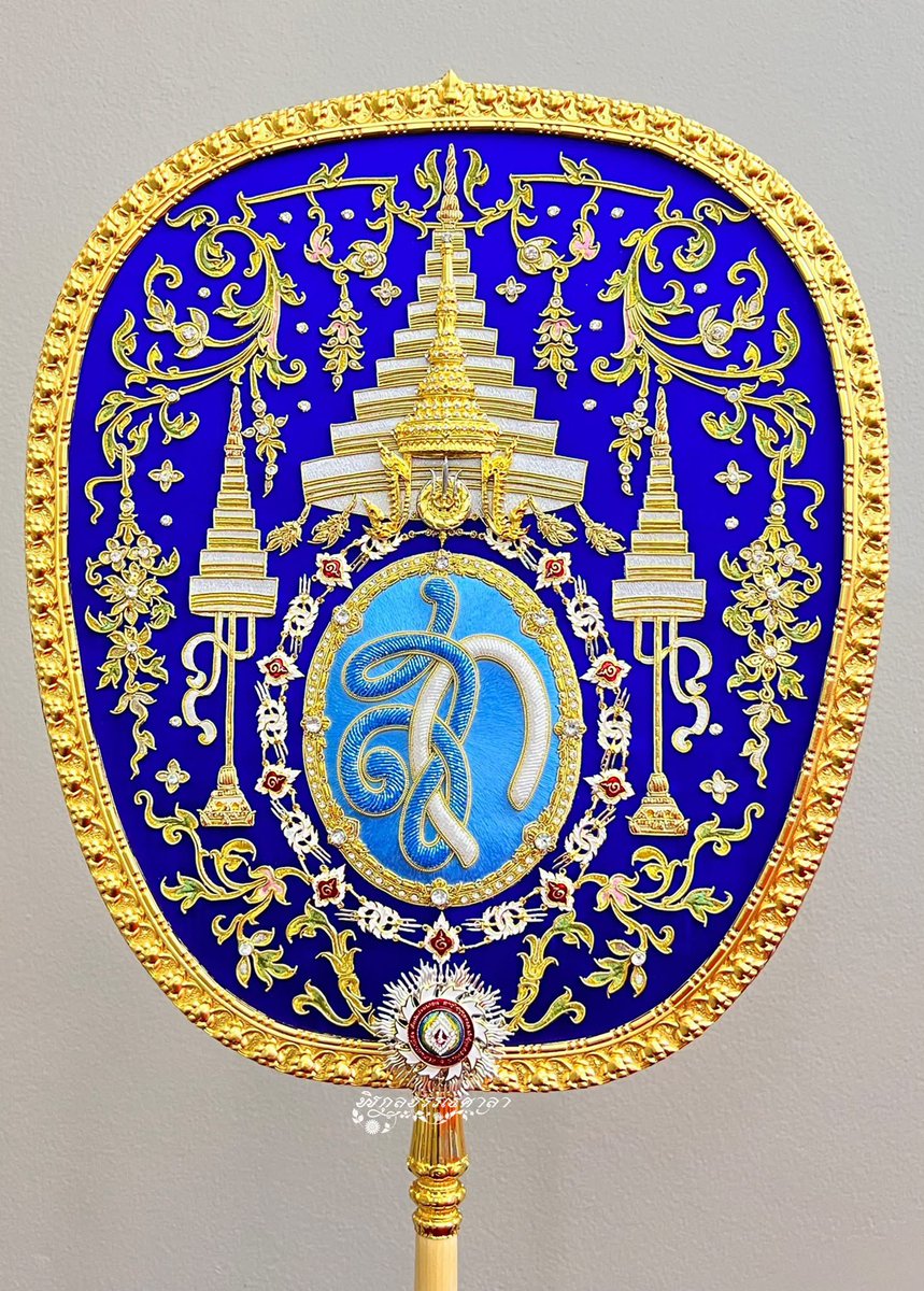 Erislynx's tweet photo. นี่หละ!!! ของแท้ลายเซ็นศิลปาชีพ น่าจะให้ศีลปาชีพทำพระเมรุไปด้วยเลย 

cr. ภาพ : พิกุลบรรณศาลา https://t.co/rrLIWVnhag