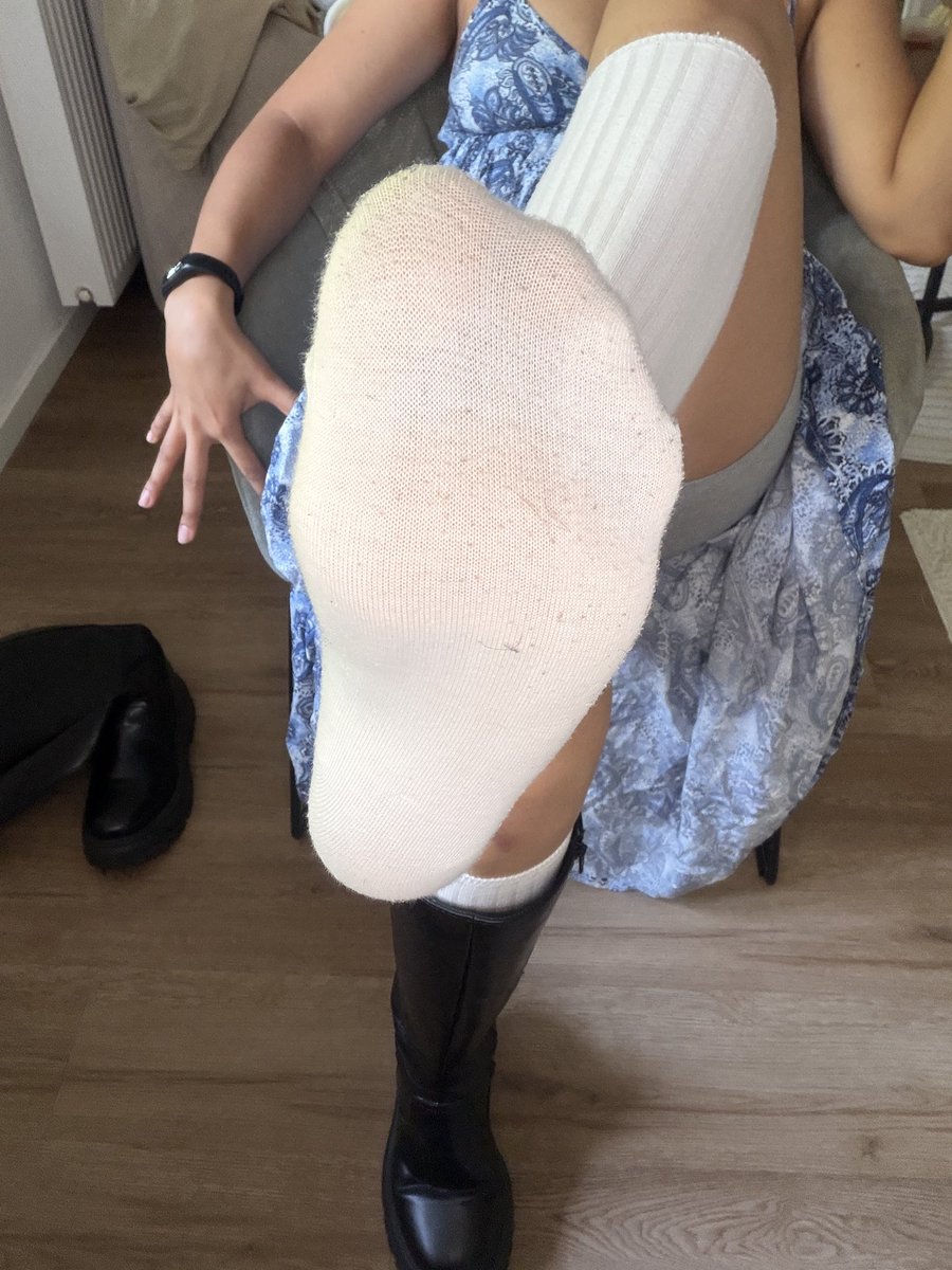 rosella_vale's tweet photo. I know you want to see what’s hiding under my boots 👅😈 https://t.co/d8WqaxCtWU