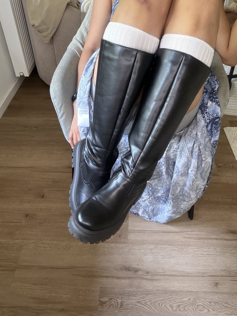 rosella_vale's tweet photo. I know you want to see what’s hiding under my boots 👅😈 https://t.co/d8WqaxCtWU