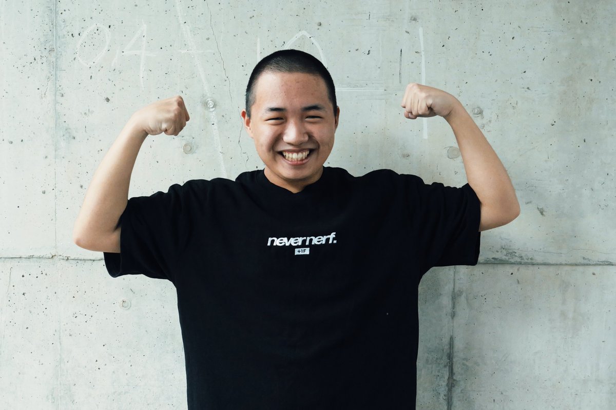 Furious_blog's tweet photo. 【格ゲーマー】元おじリーガーのI氏がディレクターを務めるアパレルブランド「+1F」、新作Tシャツのモデルに「海底撈月(ハイテイラオユエ / 略称:らおゆー)」氏を起用 https://t.co/XzXp7P3TE3