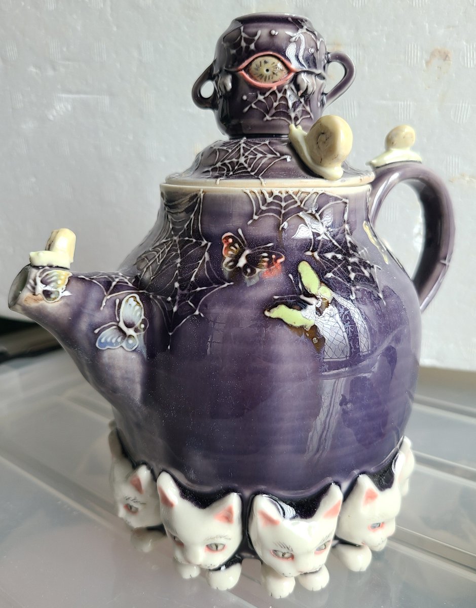 kimiko_art's tweet photo. HALLOWEENティーポットも無事に焼けました。これから磨いて金彩です。 https://t.co/wfonDewkYM