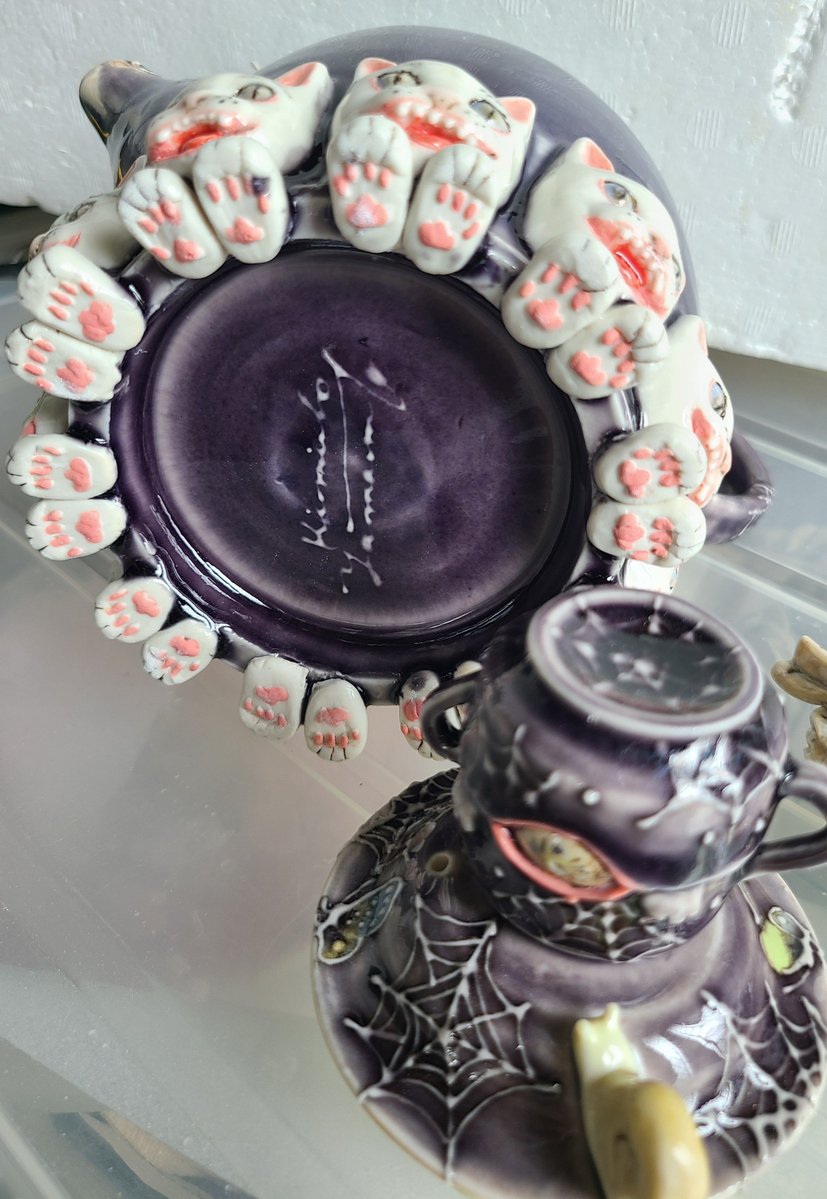 kimiko_art's tweet photo. HALLOWEENティーポットも無事に焼けました。これから磨いて金彩です。 https://t.co/wfonDewkYM