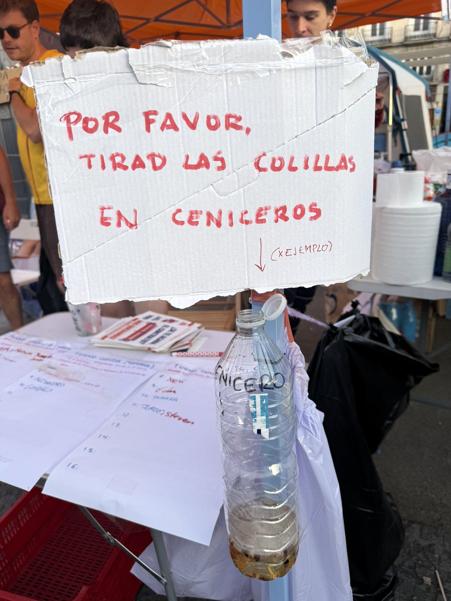 jdquesada's tweet photo. Ya ha amanecido en Sol y los acampados empiezan a organizarse de verdad. Lo inmediato: 

-Asamblea que sirva de base para la protesta. 

-Taller de acción directa: modos de resistencia pacífica. 

-Visita a edificios en los que resisten otras Maricarmen. 

-Entre las 12.30 y las 13 llegarán los profesores de escuelas infantiles, que tienen previsto ir a la huelga a mediados de octubre.