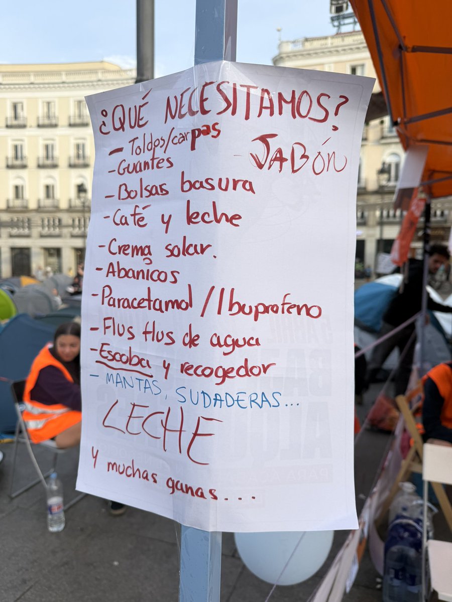 jdquesada's tweet photo. Ya ha amanecido en Sol y los acampados empiezan a organizarse de verdad. Lo inmediato: 

-Asamblea que sirva de base para la protesta. 

-Taller de acción directa: modos de resistencia pacífica. 

-Visita a edificios en los que resisten otras Maricarmen. 

-Entre las 12.30 y las 13 llegarán los profesores de escuelas infantiles, que tienen previsto ir a la huelga a mediados de octubre.