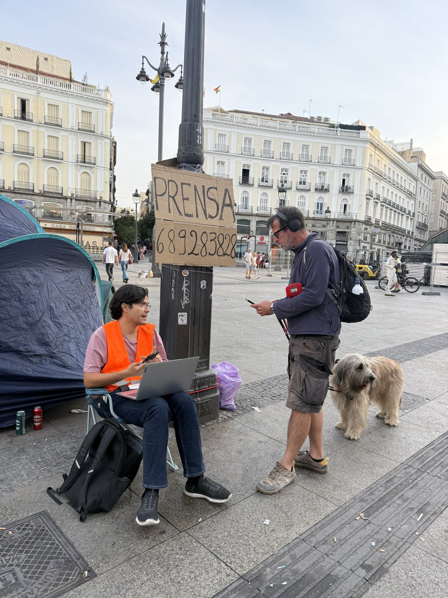 jdquesada's tweet photo. Ya ha amanecido en Sol y los acampados empiezan a organizarse de verdad. Lo inmediato: 

-Asamblea que sirva de base para la protesta. 

-Taller de acción directa: modos de resistencia pacífica. 

-Visita a edificios en los que resisten otras Maricarmen. 

-Entre las 12.30 y las 13 llegarán los profesores de escuelas infantiles, que tienen previsto ir a la huelga a mediados de octubre.