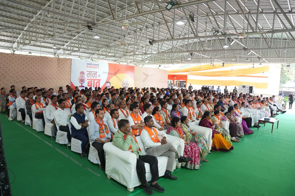 BhajanlalBjp's tweet photo. आज मुख्यमंत्री निवास पर नगर निगम के नवनिर्वाचित पार्षदगण एवं कार्यकर्ताओं के साथ यशस्वी प्रधानमंत्री श्री @narendramodi जी के प्रेरणादायी कार्यक्रम 'मन की बात' के 138वें संस्करण को सुना।

अपने इस ओजस्वी संबोधन में माननीय प्रधानमंत्री जी ने राष्ट्र सुरक्षा और शौर्य के प्रतीक सर्जिकल स्ट्राइक के पराक्रम का स्मरण करते हुए देश के जांबाज सैनिकों के प्रति कृतज्ञता व्यक्त की। साथ ही, उन्होंने राष्ट्रीय विकास की दिशा तय करने वाली जनगणना, एक सशक्त व स्वस्थ समाज के निर्माण हेतु 'नशामुक्त भारत' अभियान तथा जनभागीदारी से जुड़े कई अन्य महत्वपूर्ण विषयों पर अपने दूरदर्शी विचार साझा किए। 

प्रधानमंत्री जी का यह प्रेरक उद्बोधन हम सभी को राष्ट्र निर्माण में अपना सर्वश्रेष्ठ योगदान देने के लिए एक नई ऊर्जा और दिशा प्रदान करता है।

#MannKiBaat