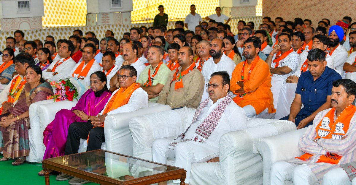 BhajanlalBjp's tweet photo. आज मुख्यमंत्री निवास पर नगर निगम के नवनिर्वाचित पार्षदगण एवं कार्यकर्ताओं के साथ यशस्वी प्रधानमंत्री श्री @narendramodi जी के प्रेरणादायी कार्यक्रम 'मन की बात' के 138वें संस्करण को सुना।

अपने इस ओजस्वी संबोधन में माननीय प्रधानमंत्री जी ने राष्ट्र सुरक्षा और शौर्य के प्रतीक सर्जिकल स्ट्राइक के पराक्रम का स्मरण करते हुए देश के जांबाज सैनिकों के प्रति कृतज्ञता व्यक्त की। साथ ही, उन्होंने राष्ट्रीय विकास की दिशा तय करने वाली जनगणना, एक सशक्त व स्वस्थ समाज के निर्माण हेतु 'नशामुक्त भारत' अभियान तथा जनभागीदारी से जुड़े कई अन्य महत्वपूर्ण विषयों पर अपने दूरदर्शी विचार साझा किए। 

प्रधानमंत्री जी का यह प्रेरक उद्बोधन हम सभी को राष्ट्र निर्माण में अपना सर्वश्रेष्ठ योगदान देने के लिए एक नई ऊर्जा और दिशा प्रदान करता है।

#MannKiBaat