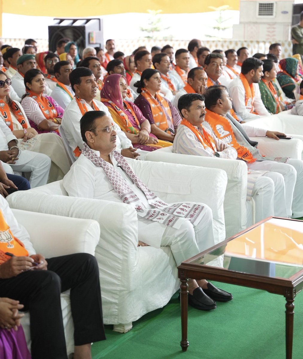 BhajanlalBjp's tweet photo. आज मुख्यमंत्री निवास पर नगर निगम के नवनिर्वाचित पार्षदगण एवं कार्यकर्ताओं के साथ यशस्वी प्रधानमंत्री श्री @narendramodi जी के प्रेरणादायी कार्यक्रम 'मन की बात' के 138वें संस्करण को सुना।

अपने इस ओजस्वी संबोधन में माननीय प्रधानमंत्री जी ने राष्ट्र सुरक्षा और शौर्य के प्रतीक सर्जिकल स्ट्राइक के पराक्रम का स्मरण करते हुए देश के जांबाज सैनिकों के प्रति कृतज्ञता व्यक्त की। साथ ही, उन्होंने राष्ट्रीय विकास की दिशा तय करने वाली जनगणना, एक सशक्त व स्वस्थ समाज के निर्माण हेतु 'नशामुक्त भारत' अभियान तथा जनभागीदारी से जुड़े कई अन्य महत्वपूर्ण विषयों पर अपने दूरदर्शी विचार साझा किए। 

प्रधानमंत्री जी का यह प्रेरक उद्बोधन हम सभी को राष्ट्र निर्माण में अपना सर्वश्रेष्ठ योगदान देने के लिए एक नई ऊर्जा और दिशा प्रदान करता है।

#MannKiBaat