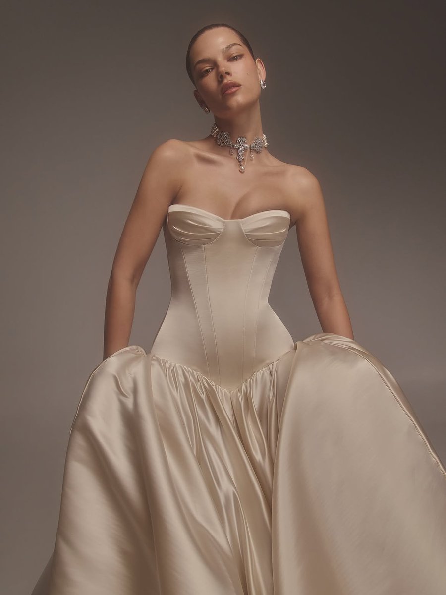 onetruelave's tweet photo. drop-waist drama https://t.co/Zsvjxg4Iix