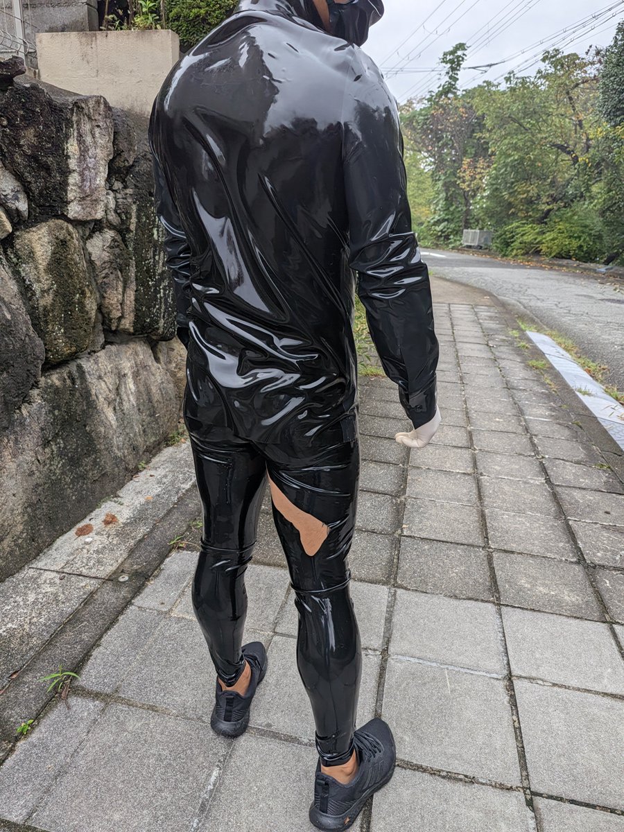 latextarou's tweet photo. 朝6時半から散歩してブランコ座ったらレギンス破れちゃった🤣まぁいいや新しいの買おっ😁 https://t.co/vQvewG8bKr
