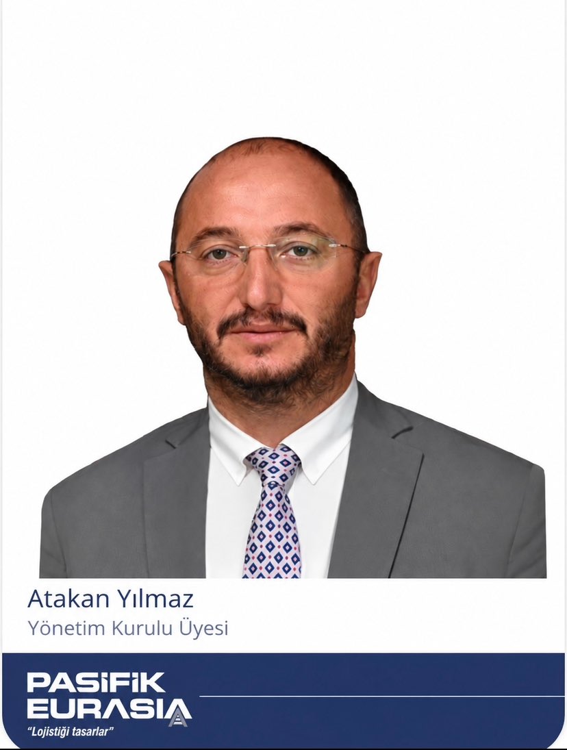 cevdetakaychp's tweet photo. TASFİYE ÖNCESİ MİLYARLIK HAREKETİN UCU YİNE AKP’YE DOKUNDU!

Tarih: 15 Eylül 2026
Manipülatör: Pusula Portföy
Manipülasyon Adresi: Pasifik Eurasia Lojistik

15 Eylül’de Pusula Portföy’e bağlı iki fondan biri PASEU’daki payını 23,2 milyon adet artırırken, diğer fon yaklaşık 21,3 milyon adet azalttı.

Pozisyonunu azaltan Pusula Portföy Para Piyasası Fonu’nun elinden çıkan yaklaşık 21,3 milyon adet PASEU hissesinin değeri, o günkü fiyat üzerinden 1,6 milyar liranın üzerindeydi.

Sonra ne oldu?

Hisse yaklaşık yüzde 57 değer kaybetti. Yaklaşık 1.6 milyar liralık hisse aynı gün el değiştirdi.

15 Eylül’de 75,95 liradan 1,62 milyar lira değerinde olan 21,3 milyon adet hisse, PASEU 32,78 liraya gerilediğinde 698 milyon liraya düştü.

Aradaki fark yaklaşık 920 milyon lira.

Bu işlemler bir kez yapılmamış. Aynı oyun defalarca tekrarlanmış. Hisse üzerinde işlem trafiği yaratılmış, fiyat hareketlerinden milyonlarca hatta yüz milyonlarca liralık kazanç sağlanmış.

❗️Şimdi dikkatleri Pasifik Eurasia Lojistik’in Yönetim Kurulu’na çevirelim. 

Karşımızda hem şirket yönetiminde bulunan hem de iktidar partisinde aktif siyasi görev üstlenen bir isim var.

AKP Ar-Ge ve Eğitim Başkan Yardımcısı Atakan Yılmaz aynı zamanda Pasifik Eurasia Lojistik Yönetim Kurulu Üyesi.

Bu nedenle şu soruların yanıtı önem kazanıyor: 

15 Eylül’de gerçekleşen 1,6 milyar liralık işlemden Yılmaz’ın haberi var mıydı?

PASEU’daki bu olağan dışı pozisyon değişikliklerinden ne zaman haberdar oldu?

Tasfiye öncesindeki işlem trafiği hakkında şirket yönetimi ne biliyordu?

O gün kim sattı, kim aldı ve bu satıştan kim kazançlı çıktı?

Tasfiyeden hemen önce yapılan bu işlemler, fonun tasfiye edileceğine ilişkin önceden edinilmiş bir bilgiye dayanılarak mı gerçekleştirildi?

Ve asıl soru: Kimler cebini doldurdu?