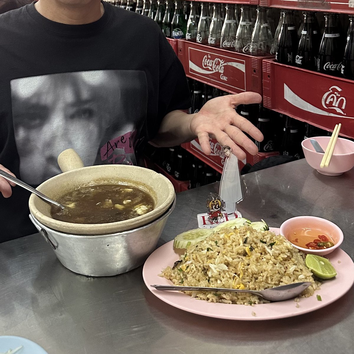 softcream_world's tweet photo. 📍Hengdee Shark Fin Soup

ピンクガネーシャ経由でバンコク空港に向かう予定が冠水の影響でキャンセル。

ワンボヤ観てバンコク来てまで中華かー炒飯かーって感じで優先順位低かったけど来��よかった美味しかった！

14:00前に着いたらもうオープンしててしかも満席、地元の人も多くて人気店みたい。 https://t.co/KnO7CPlblS