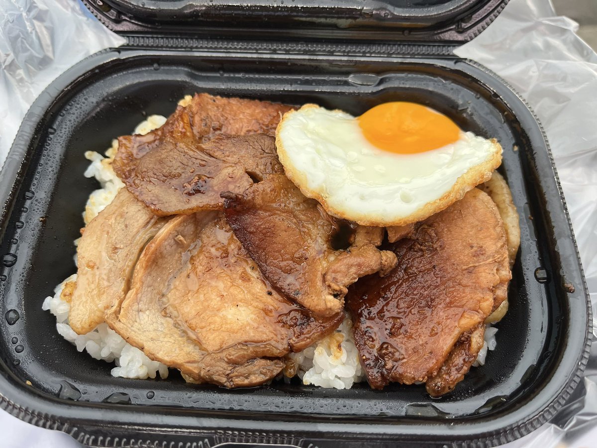 aria_iria's tweet photo. なんだか微妙に雨が降ってるけと、入場してご飯。
小島の豚玉丼(美味しい😋) https://t.co/TixjGcYBHx