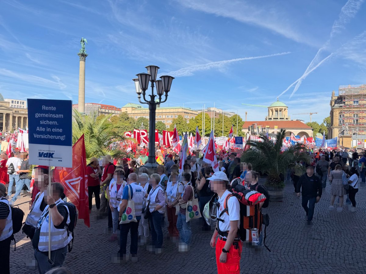 demosanitaeter's tweet photo. Am gestrigen Samstag sicherten wir die #DGB Demonstration gegen die geplanten #Sozialabbau Maßnahmen der Bundesregierung in #Stuttgart ab. Mehr dazu: https://t.co/0xLOZiVNZb

#HartVerdient #Gewerkschaft  #Kürzungen #Vermögenssteuer #8StundenTag #Rente #Demosanis #Demosanitäter https://t.co/ad9yDeA4r5