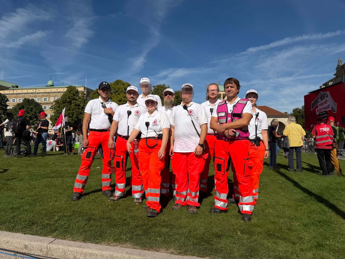 demosanitaeter's tweet photo. Am gestrigen Samstag sicherten wir die #DGB Demonstration gegen die geplanten #Sozialabbau Maßnahmen der Bundesregierung in #Stuttgart ab. Mehr dazu: https://t.co/0xLOZiVNZb

#HartVerdient #Gewerkschaft  #Kürzungen #Vermögenssteuer #8StundenTag #Rente #Demosanis #Demosanitäter https://t.co/ad9yDeA4r5