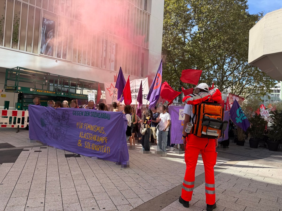 demosanitaeter's tweet photo. Am gestrigen Samstag sicherten wir die #DGB Demonstration gegen die geplanten #Sozialabbau Maßnahmen der Bundesregierung in #Stuttgart ab. Mehr dazu: https://t.co/0xLOZiVNZb

#HartVerdient #Gewerkschaft  #Kürzungen #Vermögenssteuer #8StundenTag #Rente #Demosanis #Demosanitäter https://t.co/ad9yDeA4r5