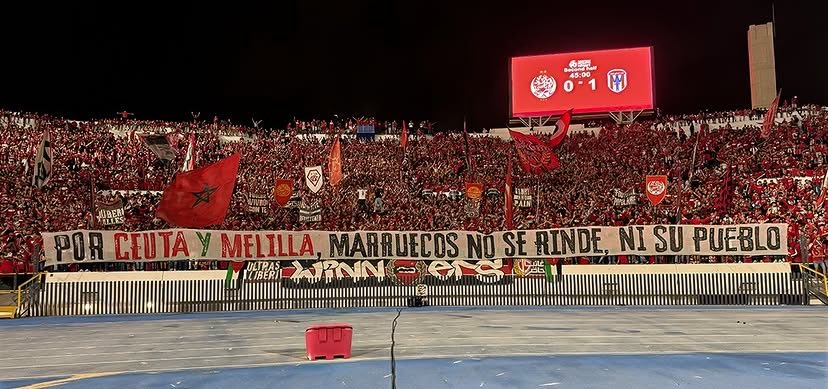 ElImperialEsp's tweet photo. 🇲🇦 Casablanca | 🔴 Los hinchas del equipo de fútbol marroquí Wydad de Casablanca lanzan una nueva provocación:

«Por Ceuta y Melilla, Marruecos no se rinde, ni su pueblo». https://t.co/gjLg76MRHU